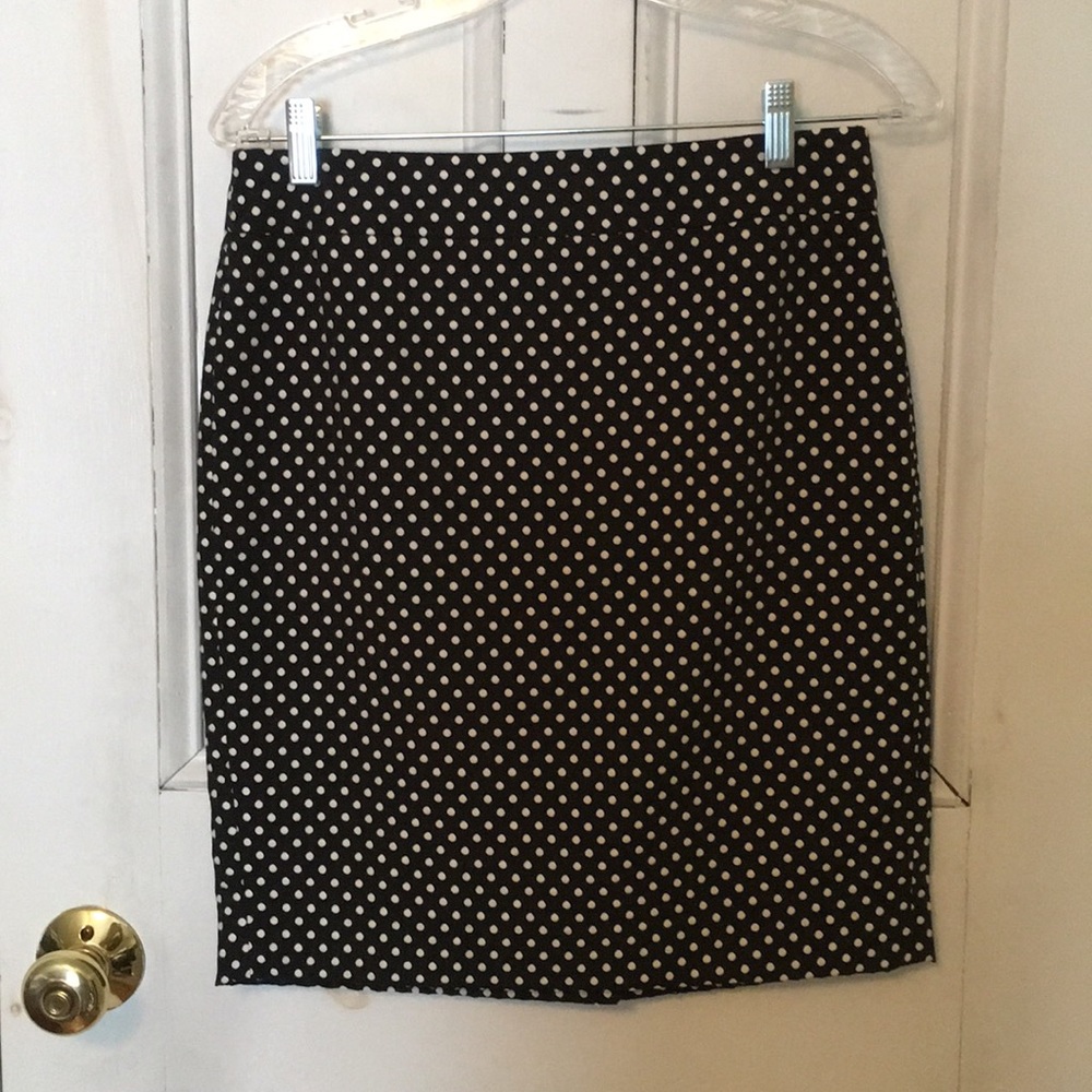 NWOT Adorable black & white polkadot pencil skirt